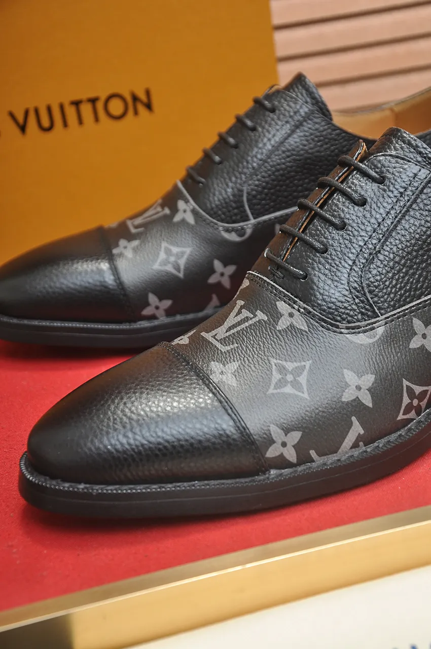 Men's men's shoes 💰500💶 [LV] (original single cowhide lining) 🍀LV's latest genuine leather business suit shoes are launched simultaneously on the official website. The first-layer cowhide imported from Italy is made of heavy gold, 💥official website 1:1 rubber outsole. Versatile to wear, high-end without losing class, and the color combination is extraordinary. This four-season style is alluring when worn on your feet, showing off your big-name flair. Standard code 38-45 (45 customized)